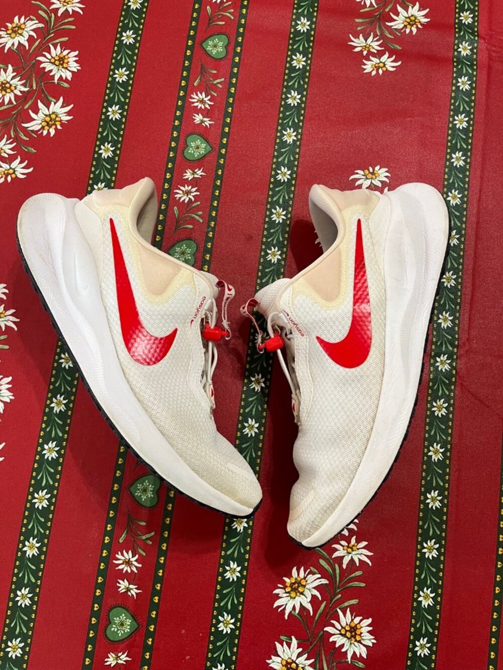 Nike Revolution 7 EasyOn Men's Running Shoes US 10 White Red Toggle Laces